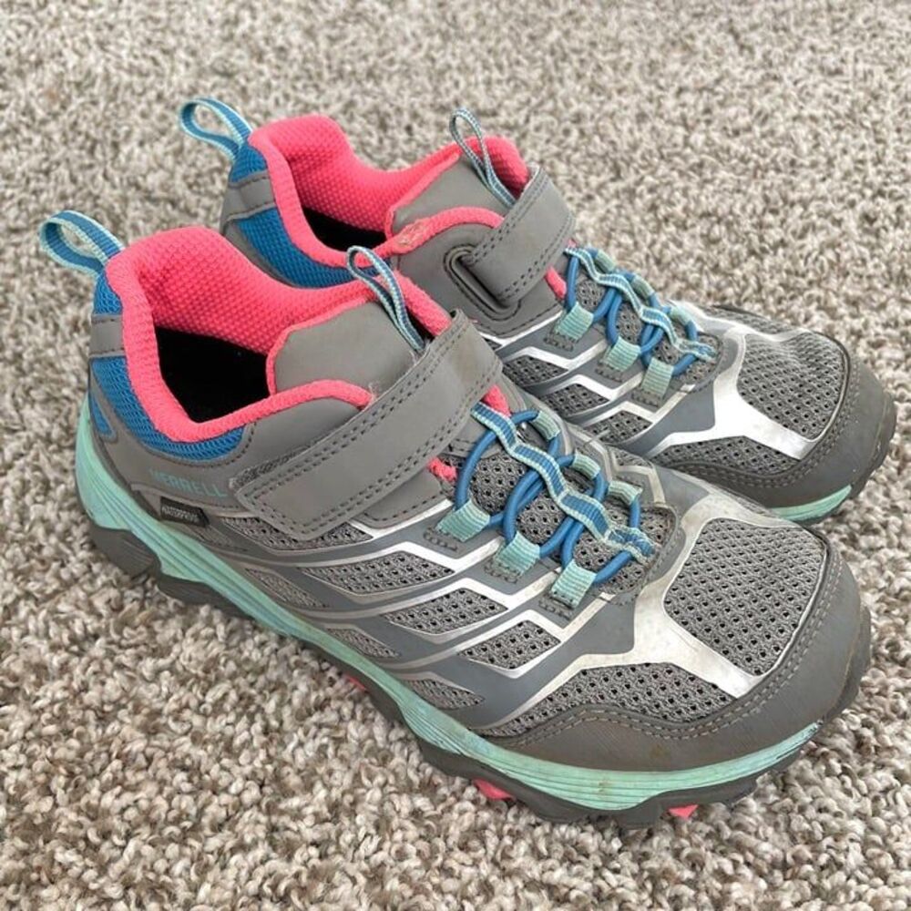 Size 2.5 / Girls Merrell Sneakers - Picture 2 of 9